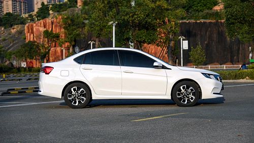 全系獨懸四輪碟剎，東南A5翼舞產品力解析，舞動同級新標桿？